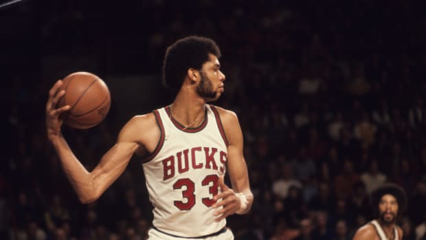 Milwaukee Bucks center Kareem Abdul-Jabbar (33)